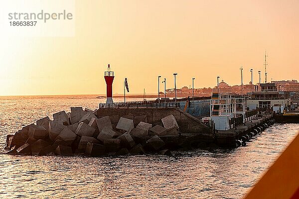 Teneriffa Fähre auf dem Weg nach Hierro oder La Gomera von Los Cristianos. Schöner Sonnenuntergang im Hafen