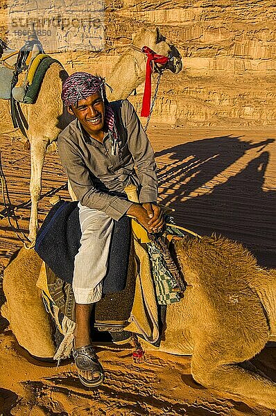 Freundlicher Beduine mit seinen Kamelen  Wadi Rum  Jordanien  Asien