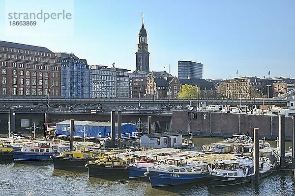 Der Hamburger Binnenhafen  die Otto-Sill-Brücke und im Hintergrund der Turm der Michaeliskirche. Binnenhafen  Hamburg  Deutschland  Europa