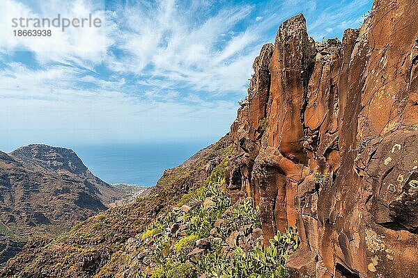Blick auf das Tal vom Aussichtspunkt El Palmarejo auf La Gomera  Kanarische Inseln