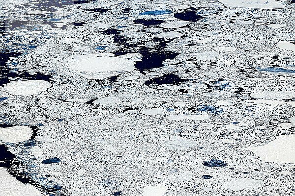 Leon Kuegeler photothek.de  Grönland  Blick aus einem Flugzeug auf Packeis bei Grönland  Nordamerika