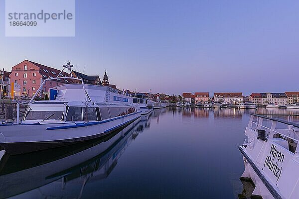 Stadthafen der Kleinstadt Waren im Abendlicht  Müritz  Binnenmüritz  Mecklemburgische Seenplatte  Boote  Mecklenburg-Vorpommern  Deutschland  Europa