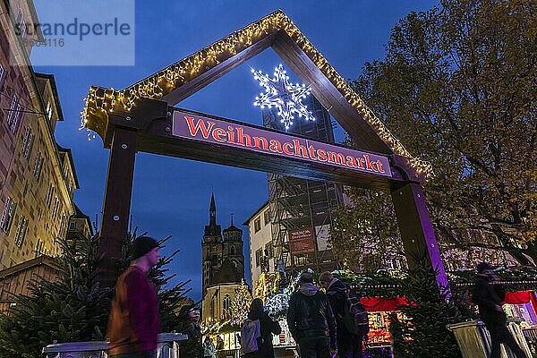 Weihnachtsmarkt in der Innenstadt  Schillerplatz  Stuttgart  Baden-Württemberg  Deutschland  Europa