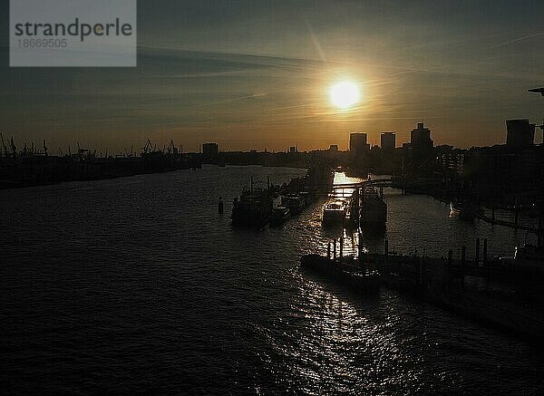 Blick auf die Stadt Hamburg bei Sonnenuntergang  Deutschland  Europa