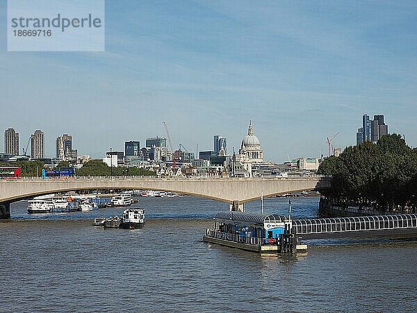Waterloobrücke in London  UK