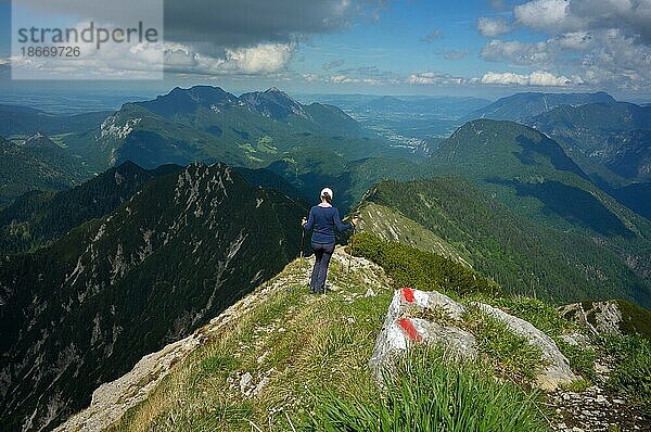 Bergsteigerin im Abstieg vom Sonntagshorn  Chiemgauer Alpen  Deutschland  Europa