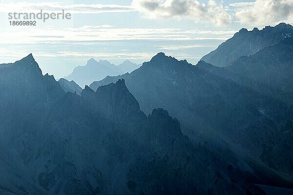 Hocheisspitze und andere Gipfel im Wimbachgries im Gegenlicht  Nationalpark Berchtesgaden  Bayern  Deutschland  Europa