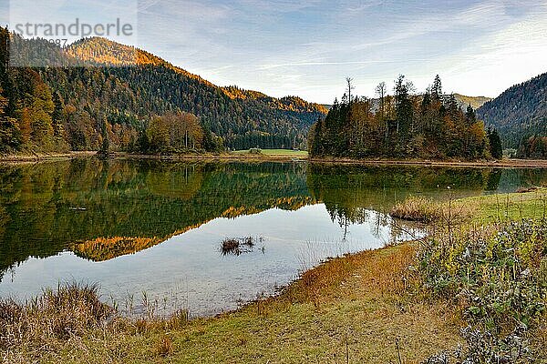 Der Weitsee im Naturschutzgebiet Chiemgauer Alpen im Herbst  Bayern  Deutschland  Europa