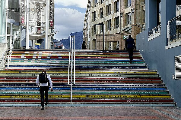 Farbige Treppe vor dem Clock Tower Einkaufszentrum  Victoria and Albert Waterfront  Kapstadt  Südafrika
