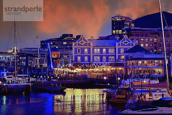 Victoria and Albert Waterfront und Hafen bei Sonnenuntergang  Kapstadt  Südafrika