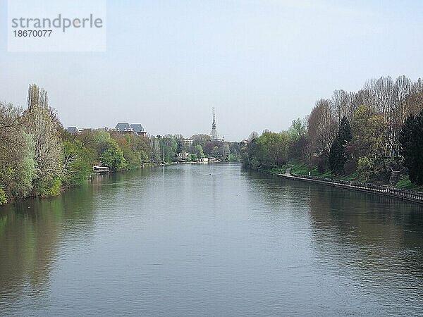 Der Fluss Po in Turin  Italien  Europa