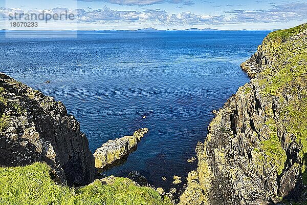 Steil abfallende Klippen am Meer  Neist Point  Halbinsel Duirinish  Westküste  Isle of Skye  Innere Hebriden  Schottland  Großbritannien  Europa
