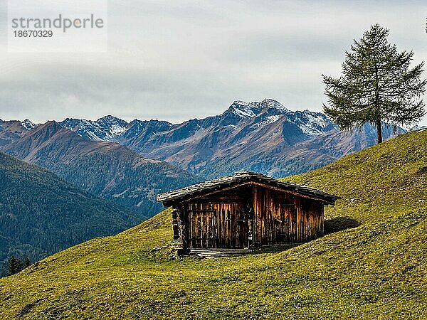 Hütte auf der Alm im Herbst mit dem Lasörling  Osttirol  Österreich  Europa