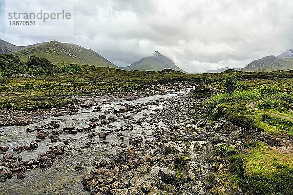 Wolkenverhangene Berge  Flussbett  Sligachan  Isle of Skye  Schottland  Großbritannien  Europa