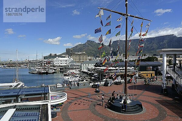 Schiffsflaggen  Victoria and Albert Waterfront und der Tafelberg  Kapstadt  Südafrika