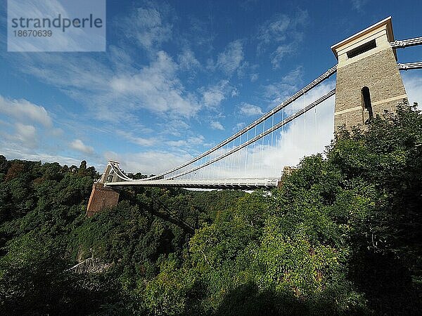 Clifton Hängebrücke über die Avonschlucht und den Fluss Avon  entworfen von Brunel und fertiggestellt 1864 in Bristol  Großbritannien  Europa