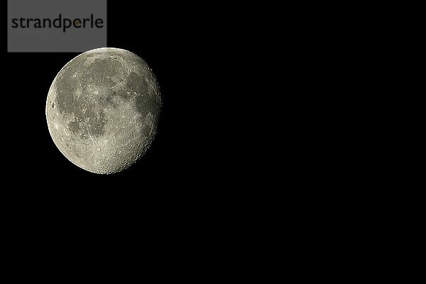 Abnehmender gibbouser Mond mit Kopierraum