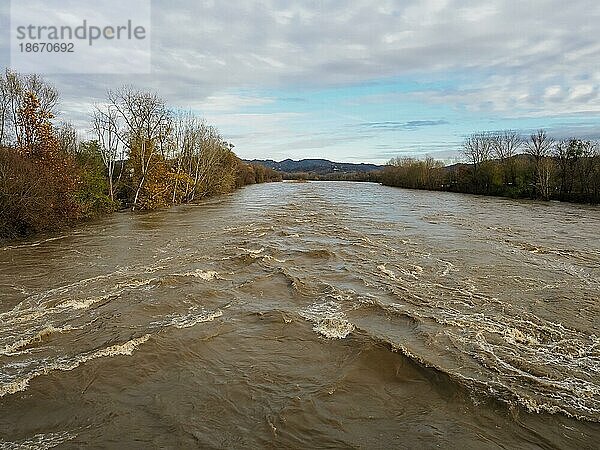 Großes Flusshochwasser