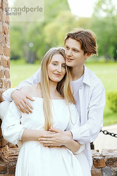 Schöne und zarte Porträt des jungen Paares in weißer Kleidung im Freien