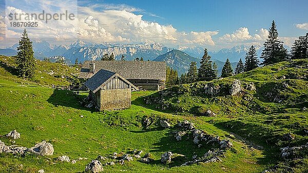 Almhütte der Kohler Alm im Chiemgau mit Blick zu den Berchtesgadener Alpen  Bayern  Deutschland  Europa