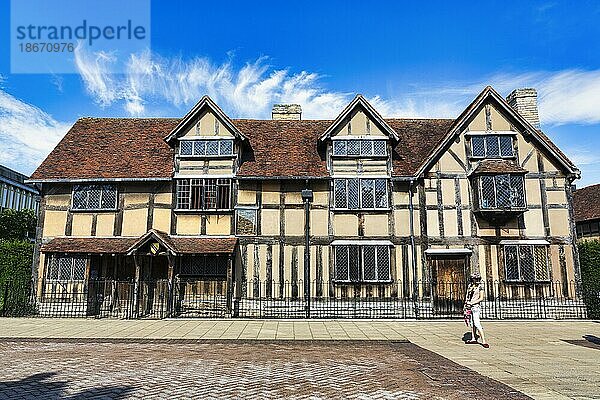 Geburtshaus von William Shakespeare  Fußgängerin  Stratford-upon-Avon  Warwickshire  England  Großbritannien  Europa