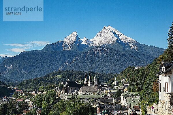 Blick auf Berchtesgaden mit dem verschneiten Watzmann  Bayern  Deutschland  Europa
