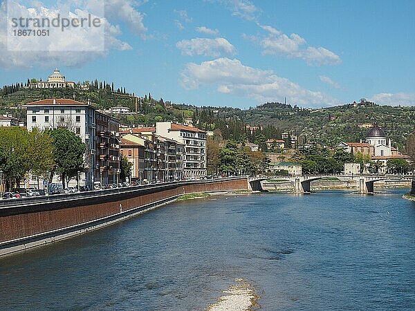 Fluss Etsch in Verona  Italien  Europa