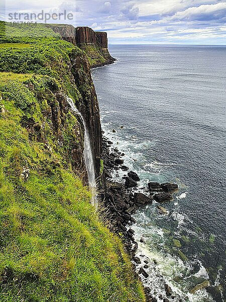 Wasserfall Mealt Falls und Kilt Rock  Steilküste  Halbinsel Trotternish  Isle of Skye  Schottland  Großbritannien  Europa