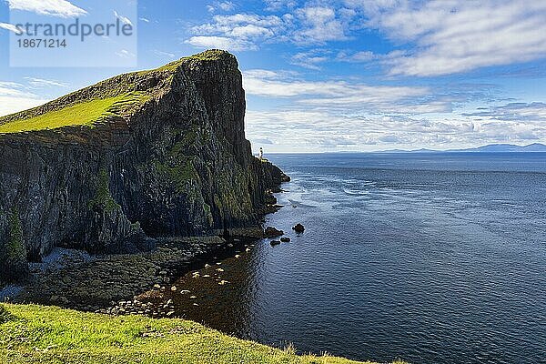 Landzunge mit steil abfallenden Klippen  Leuchtturm Neist Point  Halbinsel Duirinish  Westküste  Isle of Skye  Innere Hebriden  Schottland  Großbritannien  Europa