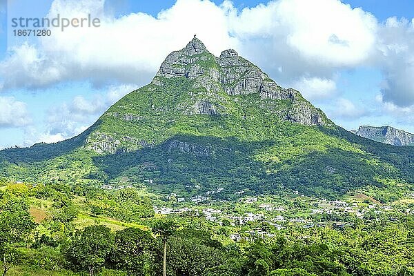 Pieter Both  manchmal auch als Peter Botte Mountain bezeichnet  ist mit 820 Metern (2) der zweithöchste Berg von Mauritius