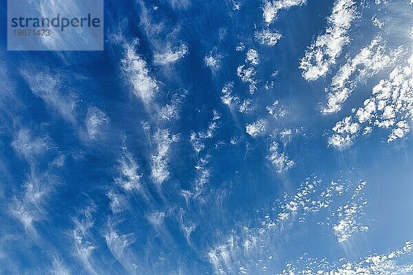 Federwolken und Cirrocumulus am blauen Himmel  formatfüllend  England  Großbritannien  Europa