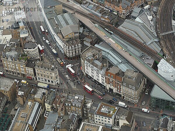 Luftaufnahme von London  Verkehr  Eisenbahn  Straßen  Stadt  Großbritannien  Europa