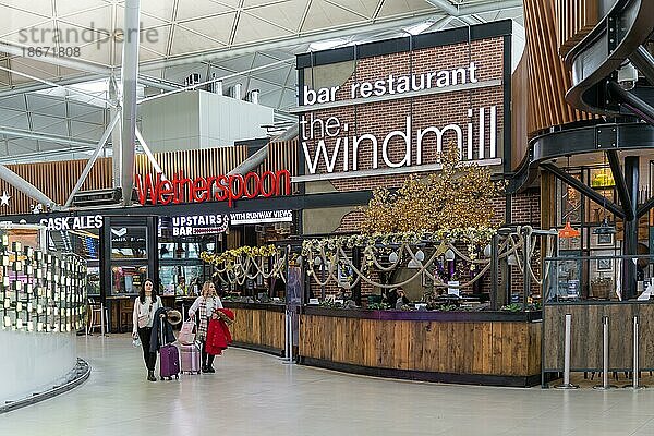 Elektrische Neonschilder der Windmühle  Wetherspoons Pub  Flughafen Stansted  Essex  England  UK