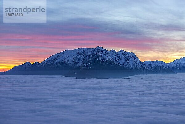 Nebel und Wolkenmeer  schneebedeckte Berge  Tessin  Schweiz  Europa