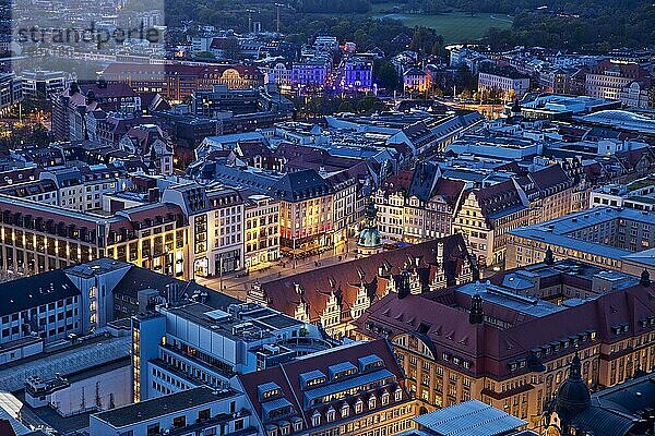 Stadtpanorama  Blick vom City-Hochhaus auf den Markt und das Alte Rathaus  Leipzig  Sachsen  Deutschland  Europa