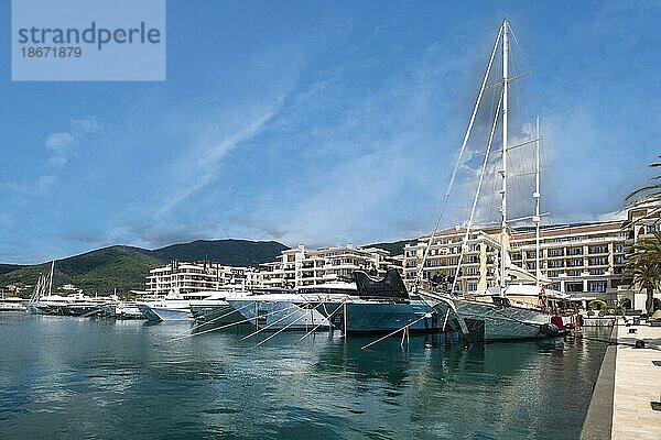 Boote und Luxusjachten  Marina Porto Montenegro  Tivat  Bucht von Kotor  Provinz Tivat  Montenegro  Europa