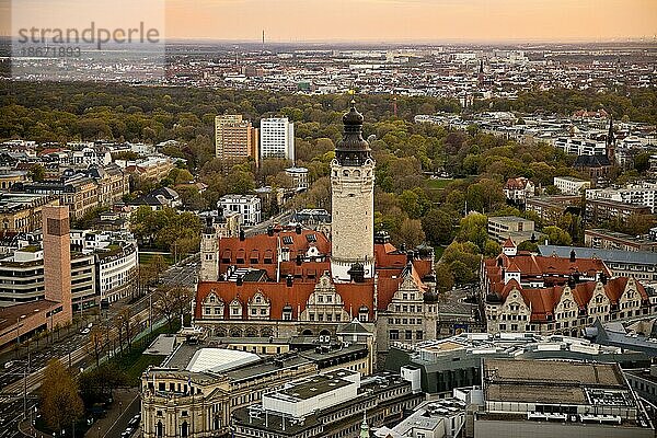 Stadtpanorama  Blick vom City-Hochhaus auf das Neue Rathaus und die katholische St. Trinitatis Kirche  Leipzig  Sachsen  Deutschland  Europa