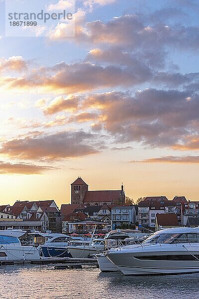 Stadthafen mit Motorbooten  Waren  Kirche St. Georgen  Abendlicht  Himmel  Altstadt  Hochformat  Mecklemburgische Seenplatte  Mecklenburg-Vorpommern  Deutschland  Europa