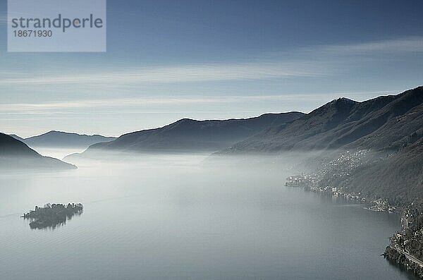Brissago Inseln  Lago Maggiore mit Berg  Tessin  Schweiz  Europa