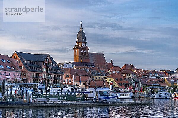 Stadthafen mit Motorbooten  Waren  Kirche St. Georgen  Abendlicht  Himmel  Altstadt  Sanierung  Mecklemburgische Seenplatte  Mecklenburg-Vorpommern  Deutschland  Europa