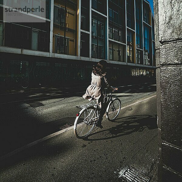 Frau auf dem Fahrrad auf der Straße in der Stadt