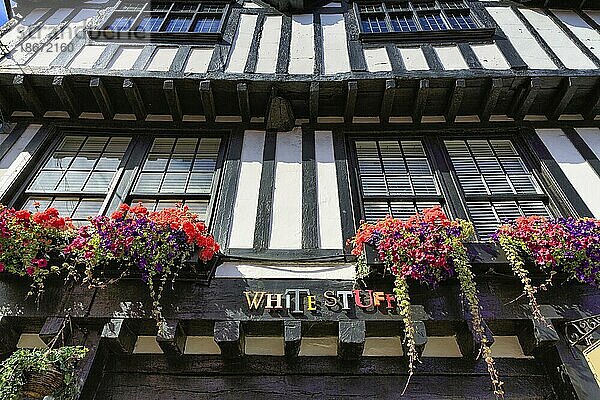 Fachwerkhaus  Fassade mit Logo White Stuff  Blick von unten  Stratford-upon-Avon  Warwickshire  England  Großbritannien  Europa