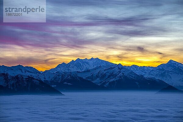 Monte Rosa schneebedeckter Berg im Sonnenuntergang  farbiger Himmel und Nebelmeer  Tessin  Schweiz  Europa