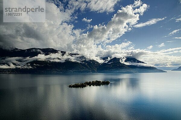 Wolken über den Brissagoinseln am Alpensee Lago Maggiore im Tessin  Schweiz  Europa