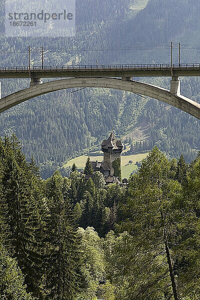 Burg Falkenstein mit Brücke der Tauernbahn  Obervellach  Mölltal  Kärnten  Österreich  Europa