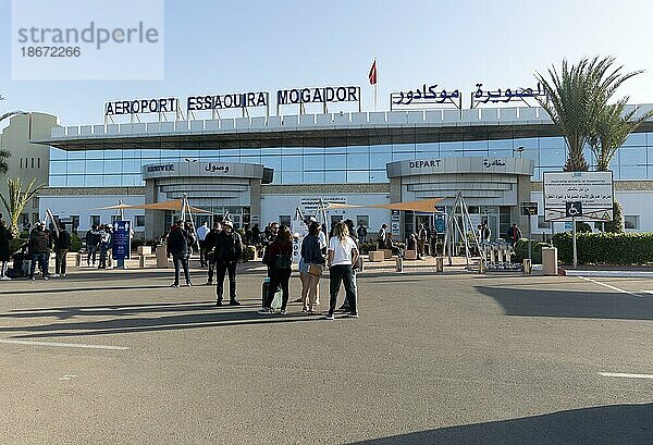 Menschen vor dem Flughafengebäude  Aeroport Essaouira Mogador  Marokko  Nordafrika  Afrika