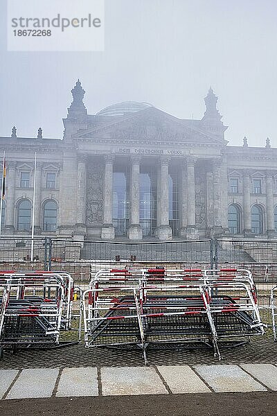 Absperrgitter vor Reichstagsgebäude  Berlin  Deutschland  Europa