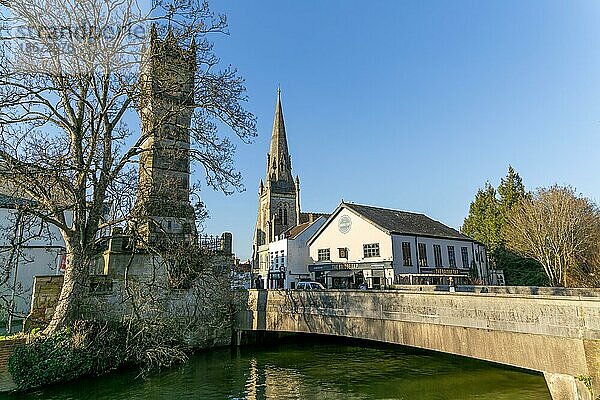 Uhrenturm und Brücke Fisherton Street  Fluss Avon  Salisbury  Wiltshire  England  UK