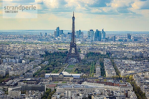Blick über Paris mit Eiffelturm und La Défense  Frankreich  Paris  Europa