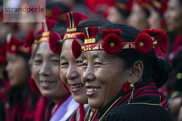 Kohima  Indien. 9. Dezember 2022. Mitglieder der Naga Gemeinschaft nehmen am 9. Dezember 2022 in Kohima  Indien  am Hornbill Festival im Dorf Kisama nahe Kohima teil. Das Hornbill Festival ist ein jährliches Fest  das vom 1. bis 10. Dezember im nordostindischen Staat Nagaland gefeiert wird und alle ethnischen Gruppen Nagalands repräsentiert  Asien